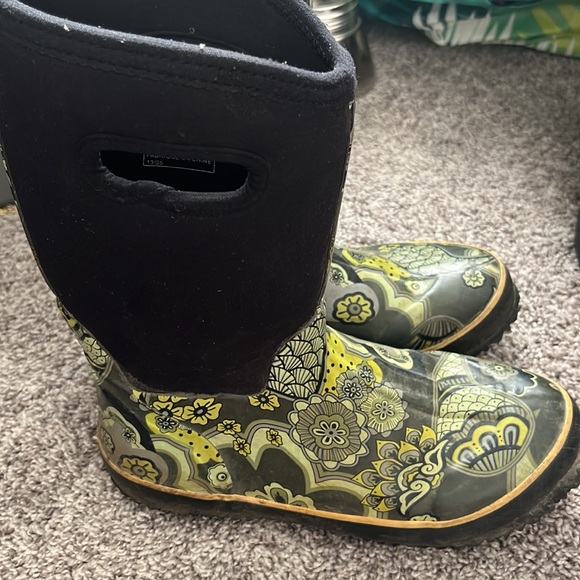 Perhaps the most comfortable rain boots I’ve ever had. Super easy to pull on. - Picture 4 of 7